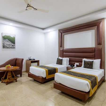 Hotel Lohmod At National Highway 8 - Free Airport Transffer Нью-Дели Экстерьер фото