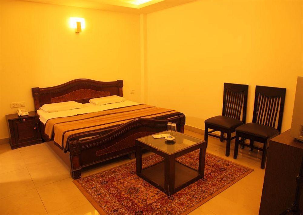 Hotel Lohmod At National Highway 8 - Free Airport Transffer Нью-Дели Экстерьер фото