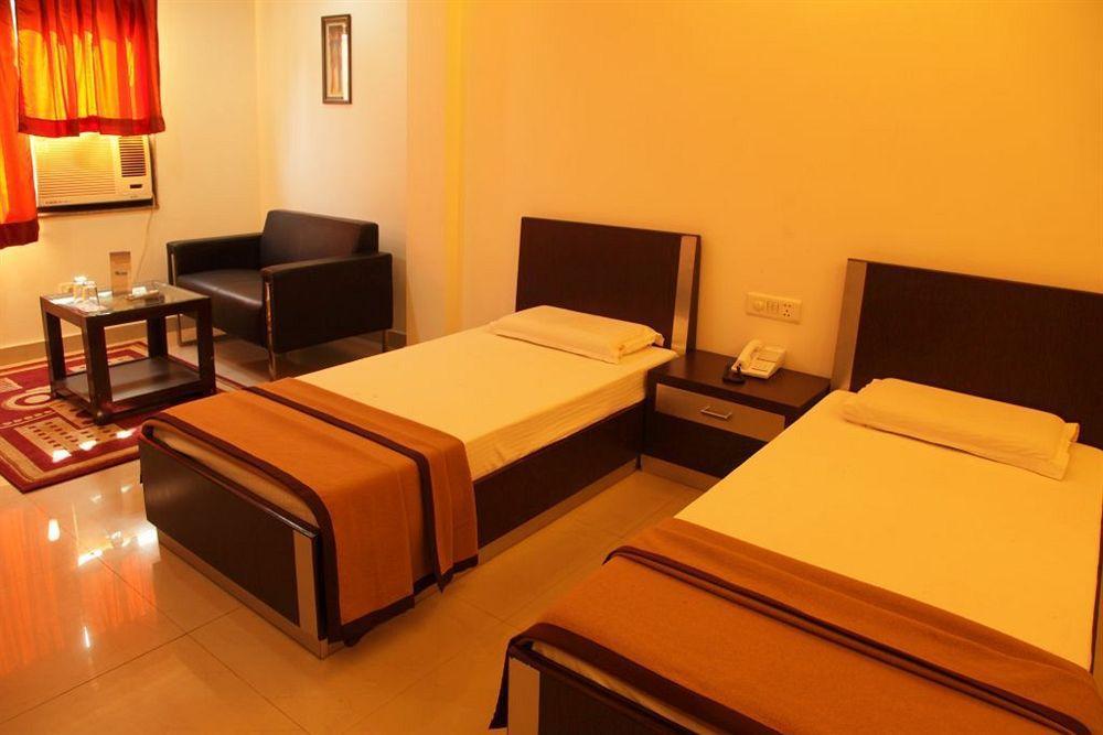 Hotel Lohmod At National Highway 8 - Free Airport Transffer Нью-Дели Экстерьер фото