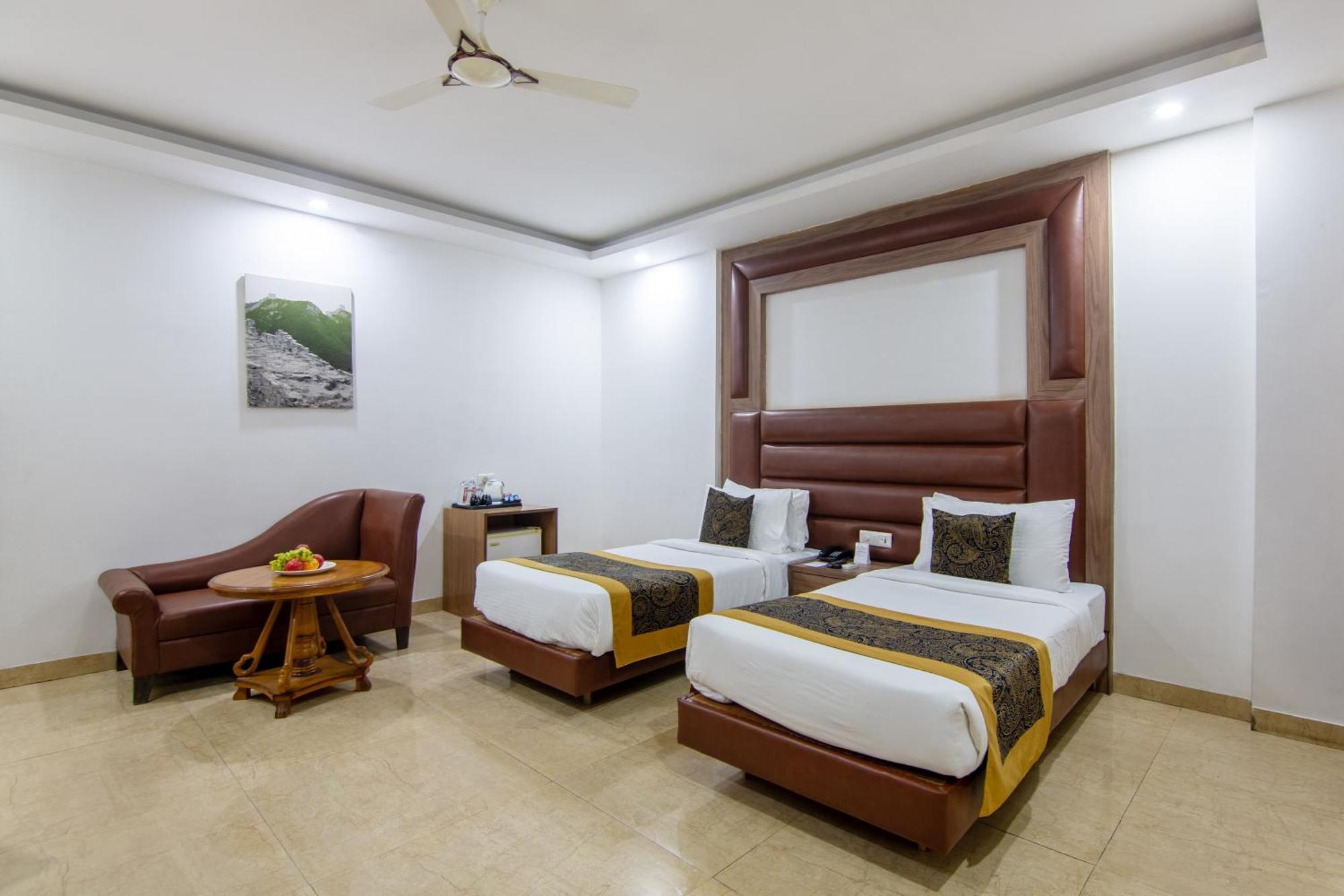 Hotel Lohmod At National Highway 8 - Free Airport Transffer Нью-Дели Экстерьер фото