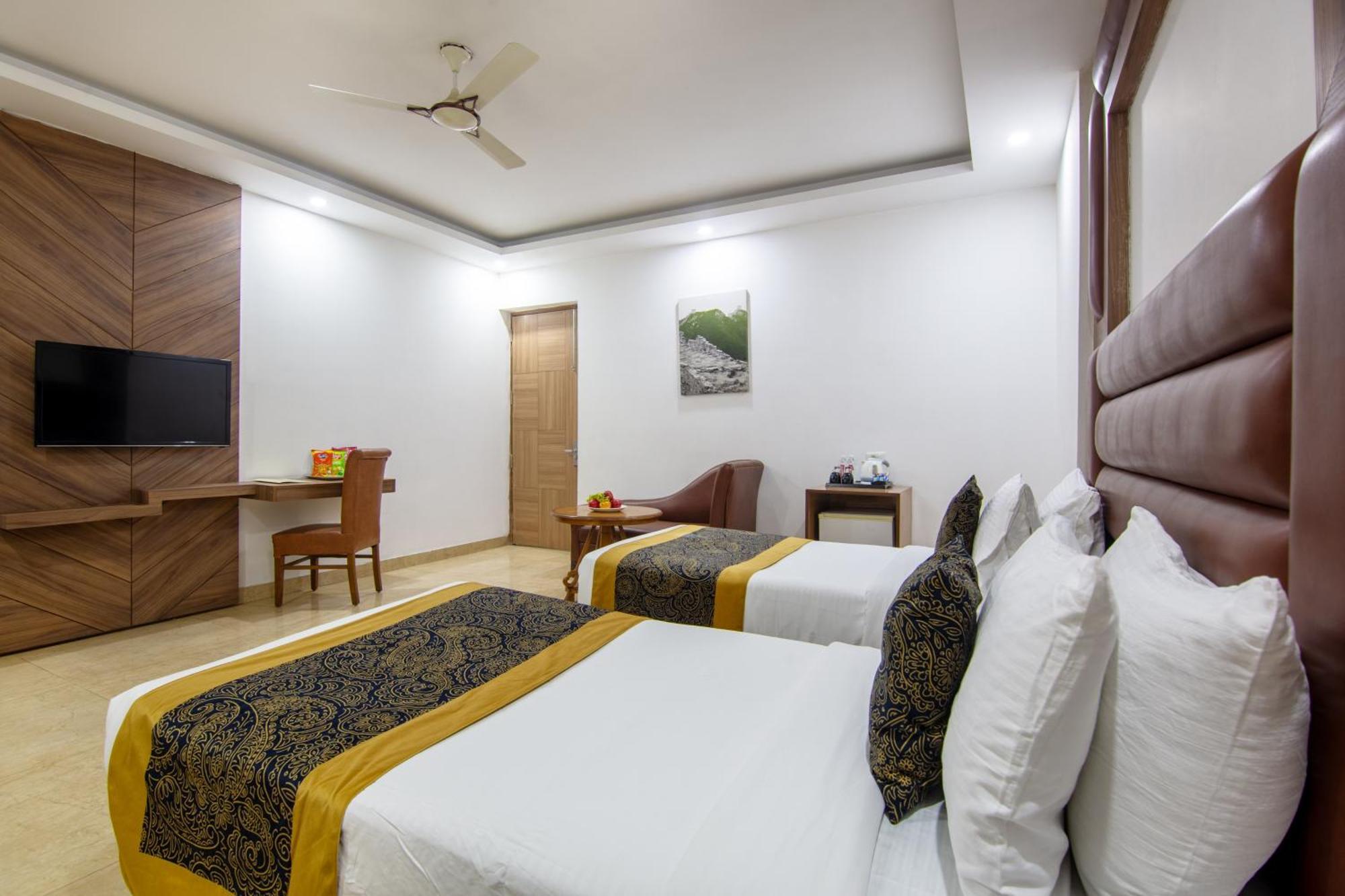 Hotel Lohmod At National Highway 8 - Free Airport Transffer Нью-Дели Экстерьер фото