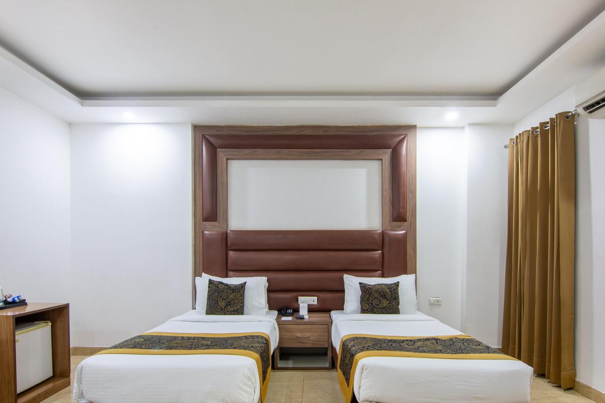 Hotel Lohmod At National Highway 8 - Free Airport Transffer Нью-Дели Экстерьер фото