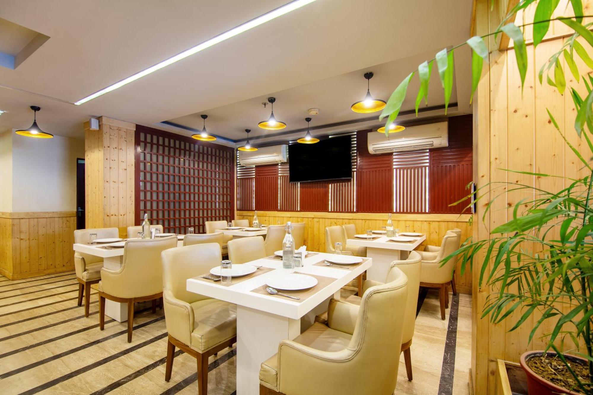 Hotel Lohmod At National Highway 8 - Free Airport Transffer Нью-Дели Экстерьер фото