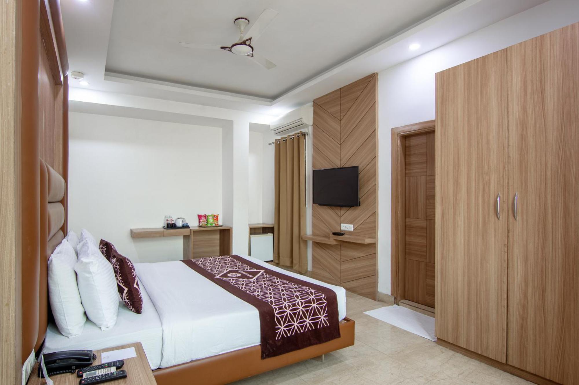 Hotel Lohmod At National Highway 8 - Free Airport Transffer Нью-Дели Экстерьер фото