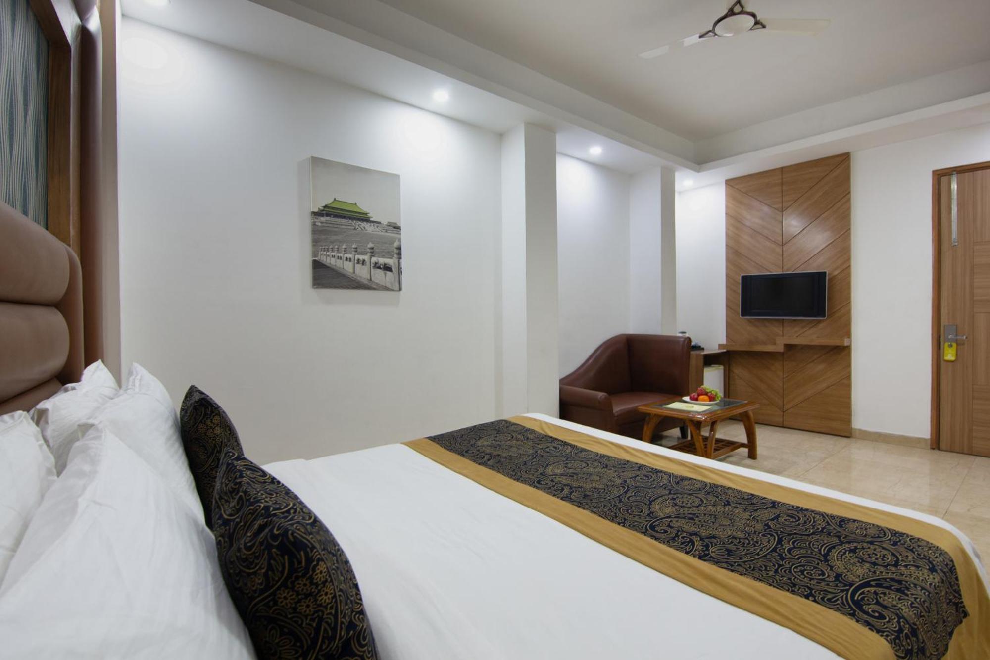 Hotel Lohmod At National Highway 8 - Free Airport Transffer Нью-Дели Экстерьер фото