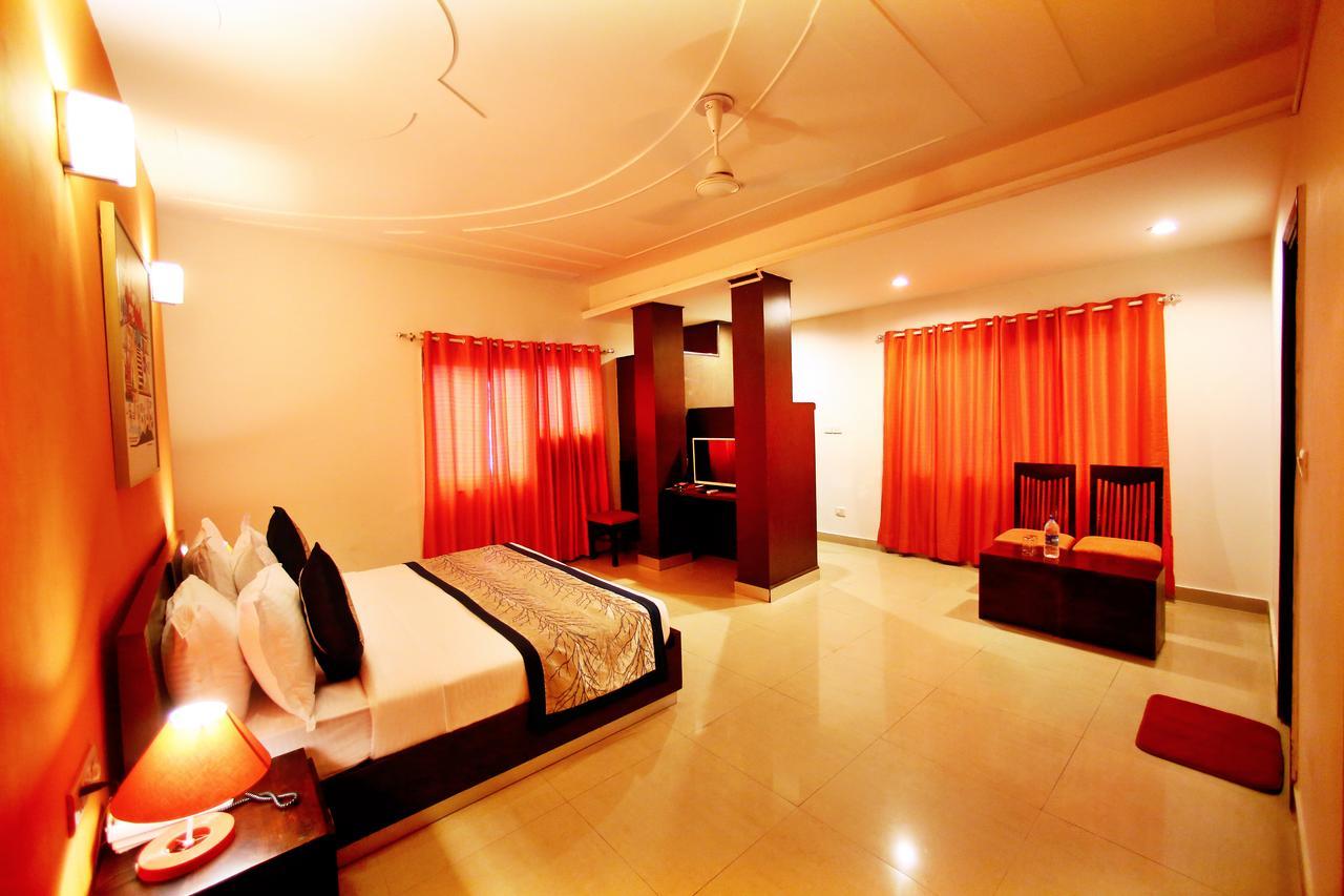 Hotel Lohmod At National Highway 8 - Free Airport Transffer Нью-Дели Экстерьер фото